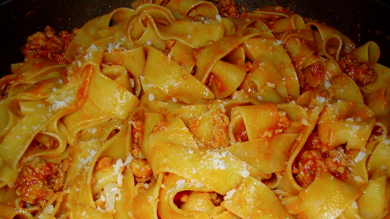 Pappardelle Fresche con Ragù di Salsiccia Profumato