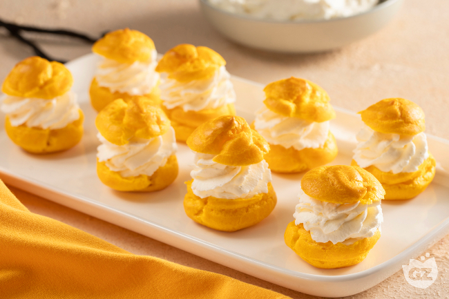 Eleganti Bignè allo Zafferano con Crema Chantilly