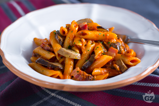 Pennette alla Boscaiola Tradizionale con Funghi Porcini e Pancetta Affumicata